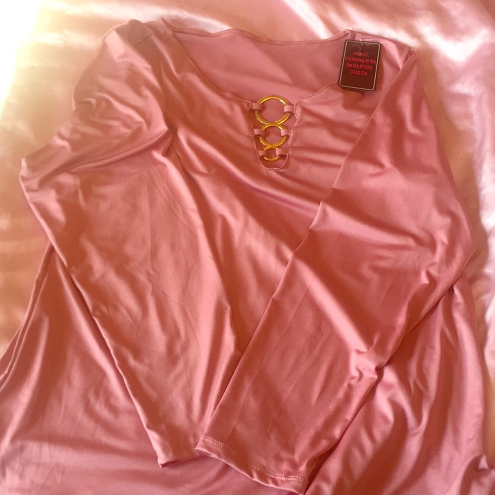 Women’s size 2x shirt accented with gold rings.